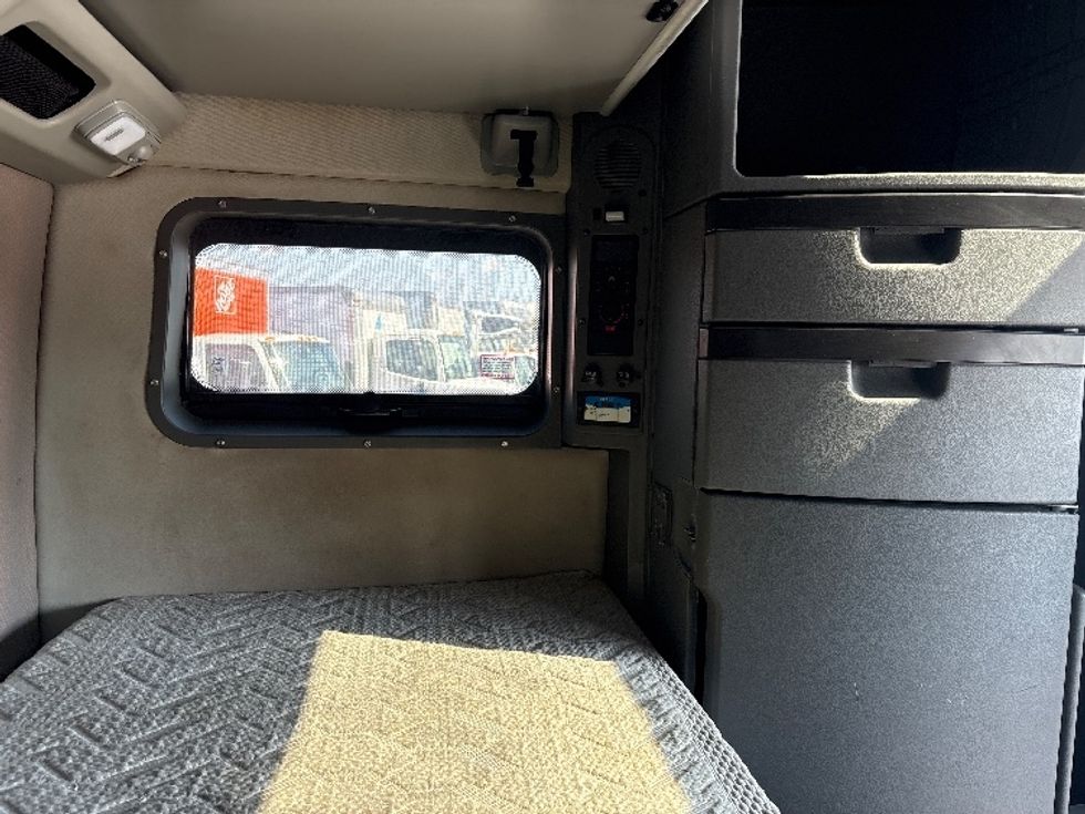 Sleeper Tractor-Heavy Duty Tractors-Volvo-2022-VNL64860-Chicago (Melrose Park)-IL-448,438\n\t\tmiles-$ 78,500 - Image 18