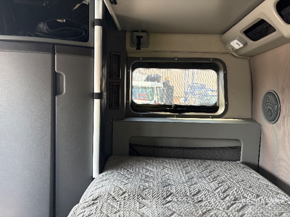 Sleeper Tractor-Heavy Duty Tractors-Volvo-2022-VNL64860-Chicago (Melrose Park)-IL-448,438\n\t\tmiles-$ 78,500 - Image 19