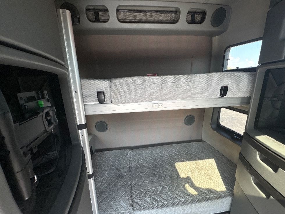 Sleeper Tractor-Heavy Duty Tractors-Volvo-2022-VNL64860-Chicago (Melrose Park)-IL-448,438\n\t\tmiles-$ 78,500 - Image 22