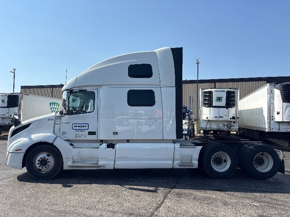 Sleeper Tractor-Heavy Duty Tractors-Volvo-2022-VNL64860-Chicago (Melrose Park)-IL-448,438\n\t\tmiles-$ 78,500 - Image 4