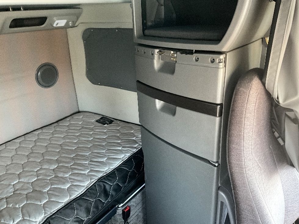 Sleeper Tractor-Heavy Duty Tractors-Volvo-2022-VNL64860-Dallas-TX-329,786\n\t\tmiles-$ 100,500 - Image 18