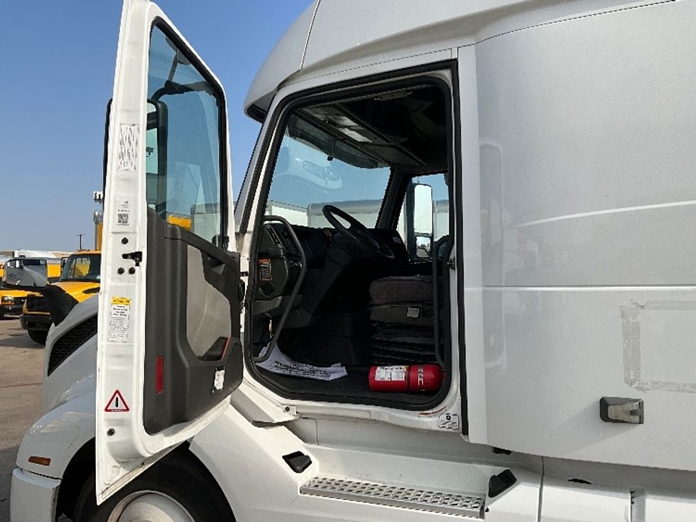 Sleeper Tractor-Heavy Duty Tractors-Volvo-2022-VNL64860-Dallas-TX-329,786\n\t\tmiles-$ 100,500 - Image 9