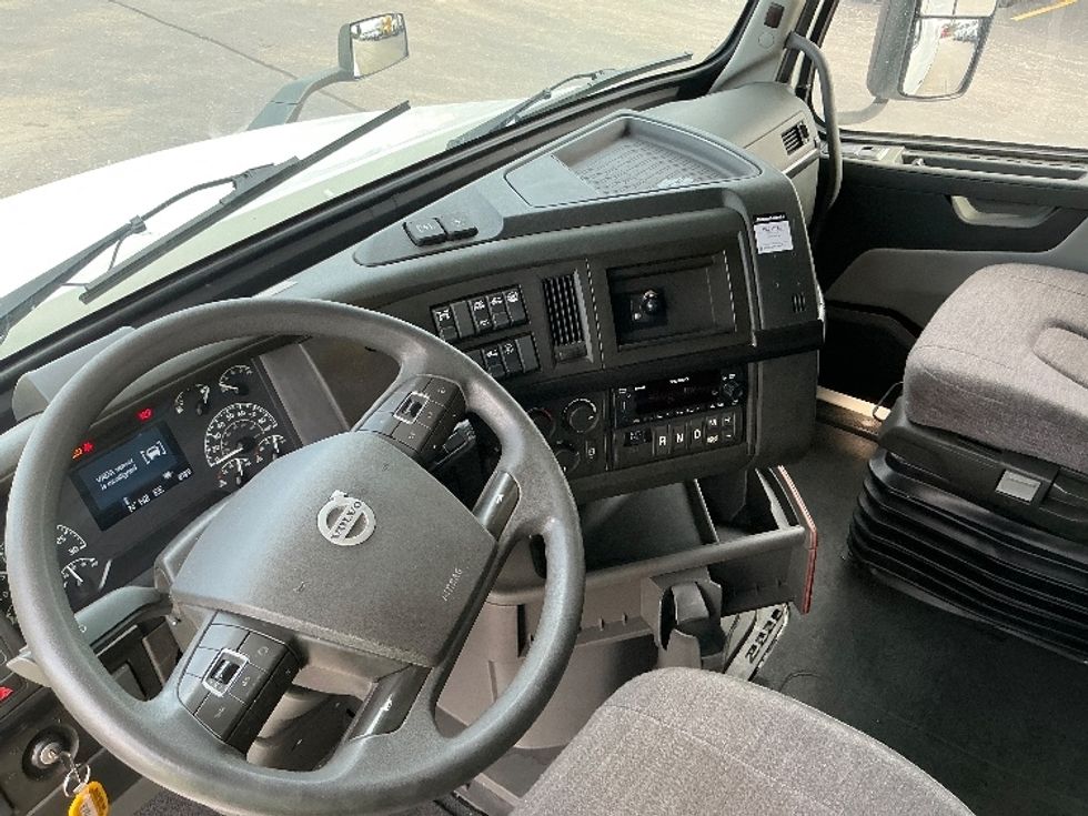 Sleeper Tractor-Heavy Duty Tractors-Volvo-2022-VNL64860-East Chicago-IN-445,645\n\t\tmiles-$ 82,500 - Image 10