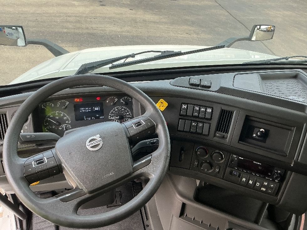 Sleeper Tractor-Heavy Duty Tractors-Volvo-2022-VNL64860-East Chicago-IN-445,645\n\t\tmiles-$ 82,500 - Image 11