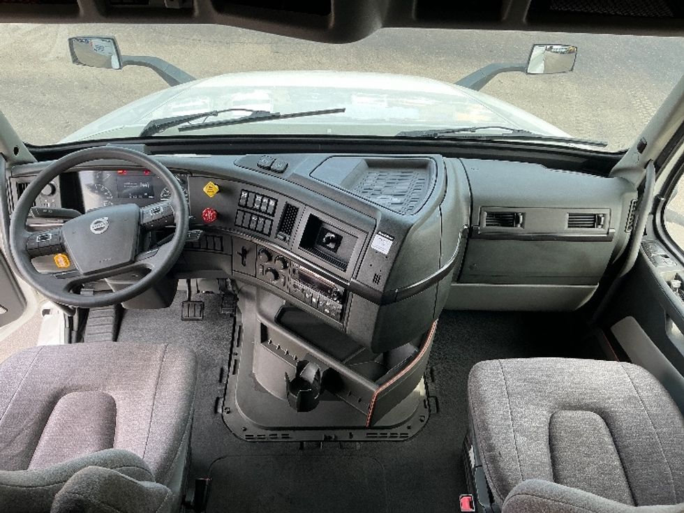 Sleeper Tractor-Heavy Duty Tractors-Volvo-2022-VNL64860-East Chicago-IN-445,645\n\t\tmiles-$ 82,500 - Image 12