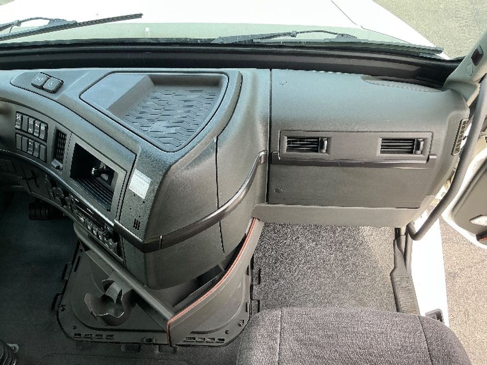 Sleeper Tractor-Heavy Duty Tractors-Volvo-2022-VNL64860-East Chicago-IN-445,645\n\t\tmiles-$ 82,500 - Image 14