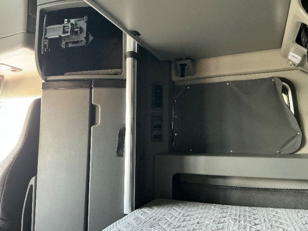 Sleeper Tractor-Heavy Duty Tractors-Volvo-2022-VNL64860-East Chicago-IN-445,645\n\t\tmiles-$ 82,500 - Image 19