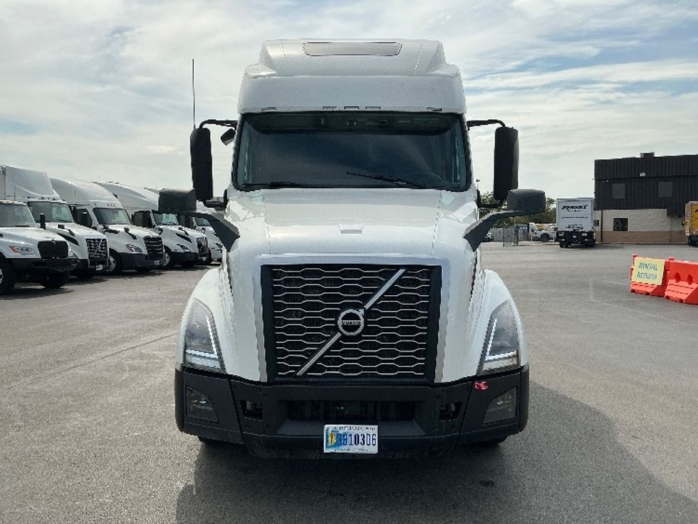 2022 Volvo Truck VNL photo 2