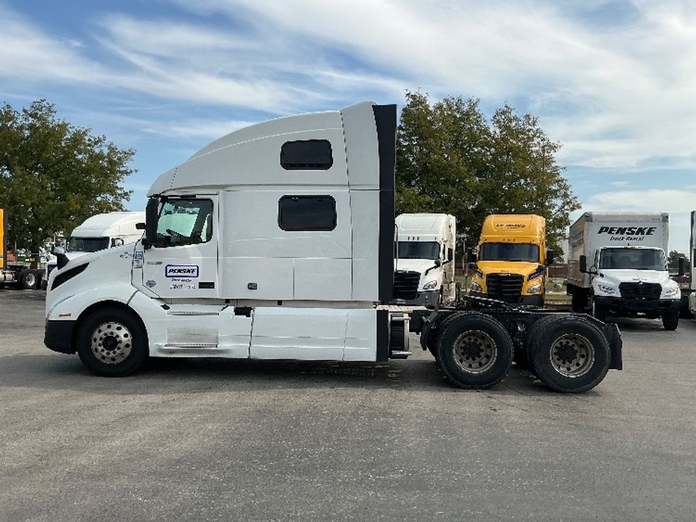 2022 Volvo Truck VNL photo 4
