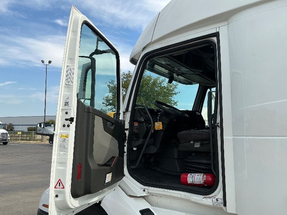 Sleeper Tractor-Heavy Duty Tractors-Volvo-2022-VNL64860-East Chicago-IN-445,645\n\t\tmiles-$ 82,500 - Image 9