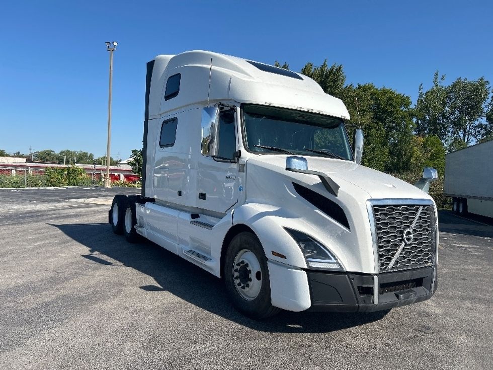 Sleeper Tractor-Heavy Duty Tractors-Volvo-2022-VNL64860-East Chicago-IN-603,605\n\t\tmiles-$ 65,500 - Image 1