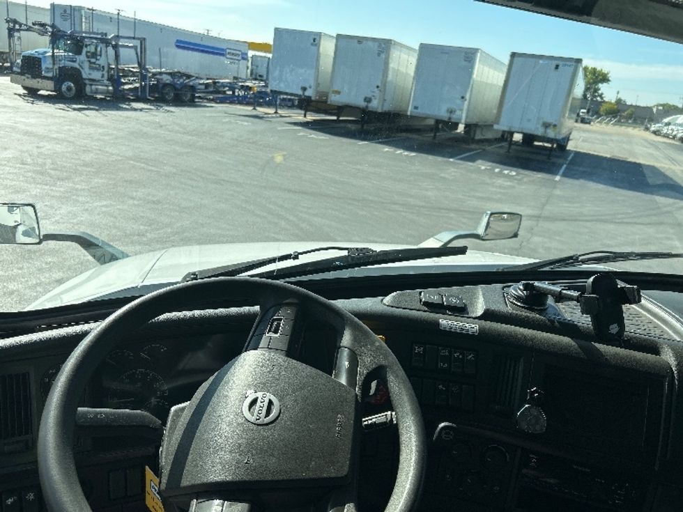 Sleeper Tractor-Heavy Duty Tractors-Volvo-2022-VNL64860-East Chicago-IN-603,605\n\t\tmiles-$ 65,500 - Image 11