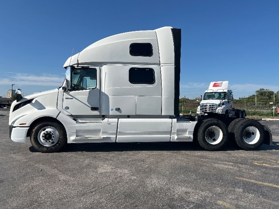 2022 Volvo Truck VNL photo 4