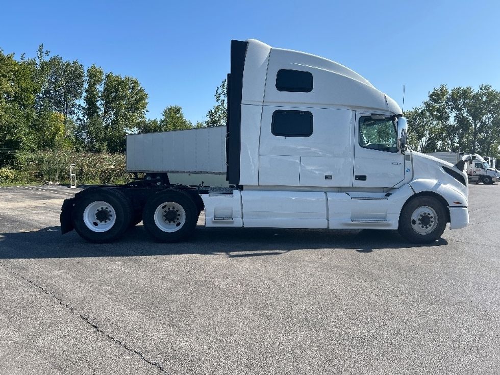 Sleeper Tractor-Heavy Duty Tractors-Volvo-2022-VNL64860-East Chicago-IN-603,605\n\t\tmiles-$ 65,500 - Image 8
