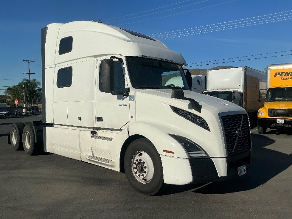 Sleeper Tractor-Heavy Duty Tractors-Volvo-2022-VNL64860-Fontana-CA-702,604\n\t\tmiles-$ 60,750 - Image 1