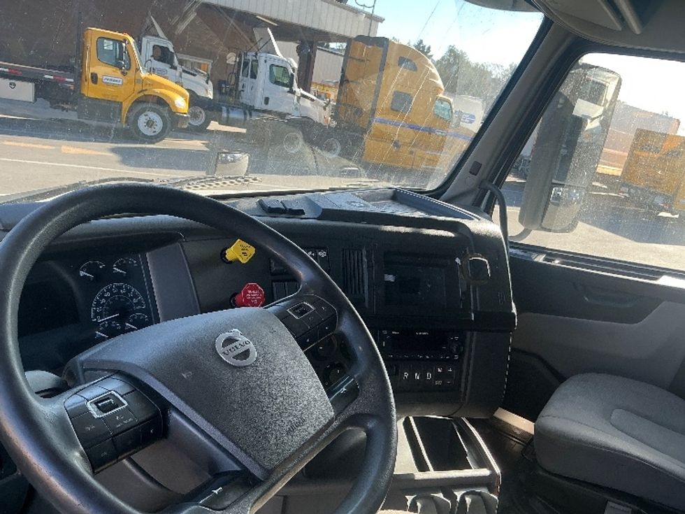 Sleeper Tractor-Heavy Duty Tractors-Volvo-2022-VNL64860-Fontana-CA-702,604\n\t\tmiles-$ 60,750 - Image 10