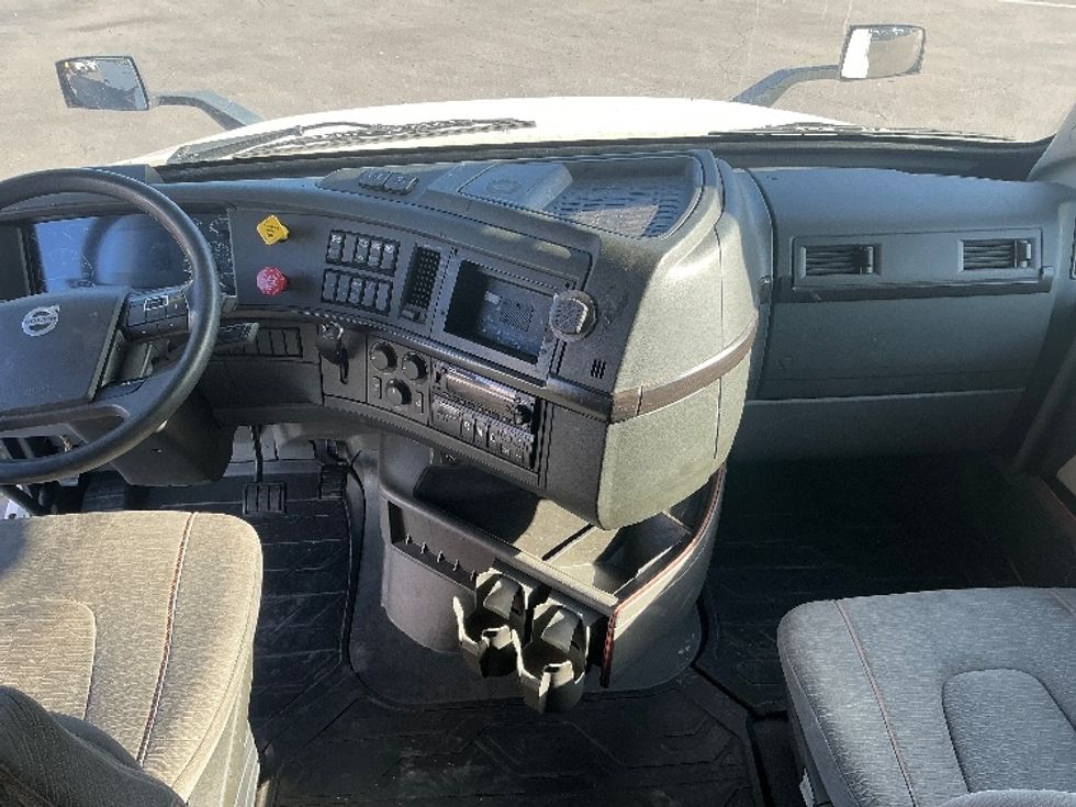 Sleeper Tractor-Heavy Duty Tractors-Volvo-2022-VNL64860-Fontana-CA-702,604\n\t\tmiles-$ 60,750 - Image 12