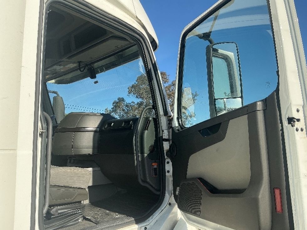 Sleeper Tractor-Heavy Duty Tractors-Volvo-2022-VNL64860-Fontana-CA-702,604\n\t\tmiles-$ 60,750 - Image 13