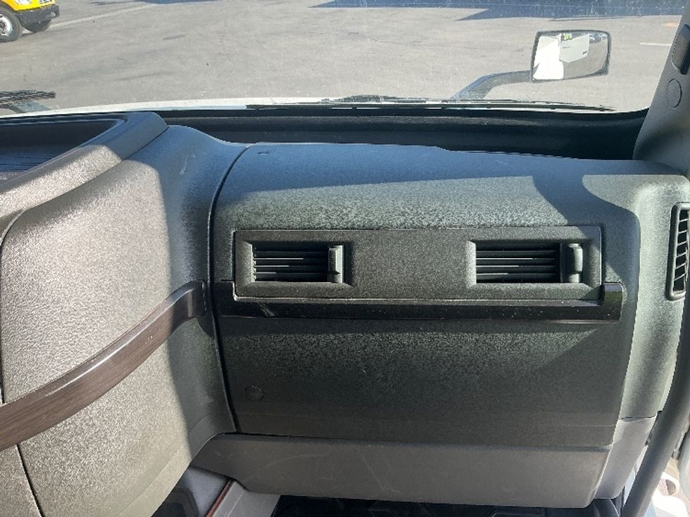 Sleeper Tractor-Heavy Duty Tractors-Volvo-2022-VNL64860-Fontana-CA-702,604\n\t\tmiles-$ 60,750 - Image 14