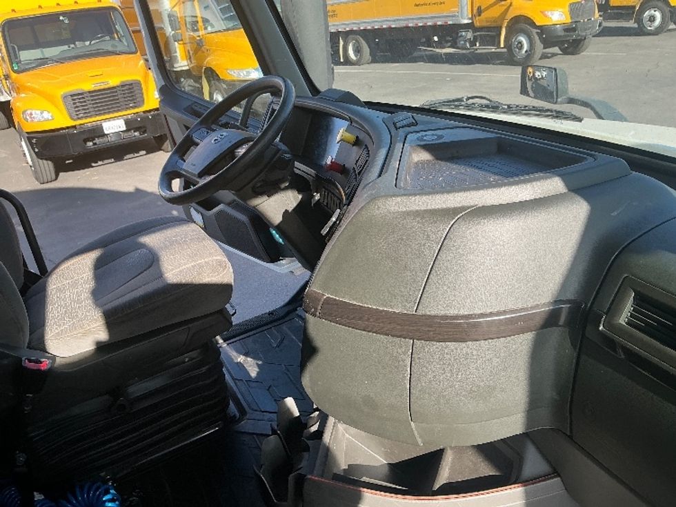 Sleeper Tractor-Heavy Duty Tractors-Volvo-2022-VNL64860-Fontana-CA-702,604\n\t\tmiles-$ 60,750 - Image 15