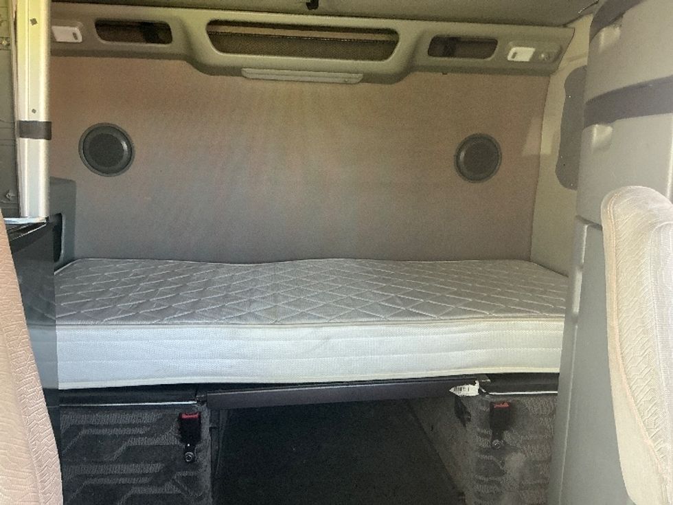 Sleeper Tractor-Heavy Duty Tractors-Volvo-2022-VNL64860-Fontana-CA-702,604\n\t\tmiles-$ 60,750 - Image 16