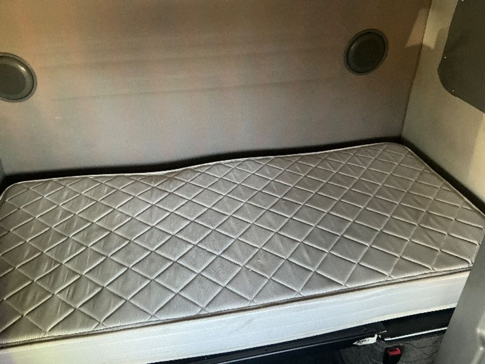 Sleeper Tractor-Heavy Duty Tractors-Volvo-2022-VNL64860-Fontana-CA-702,604\n\t\tmiles-$ 60,750 - Image 17