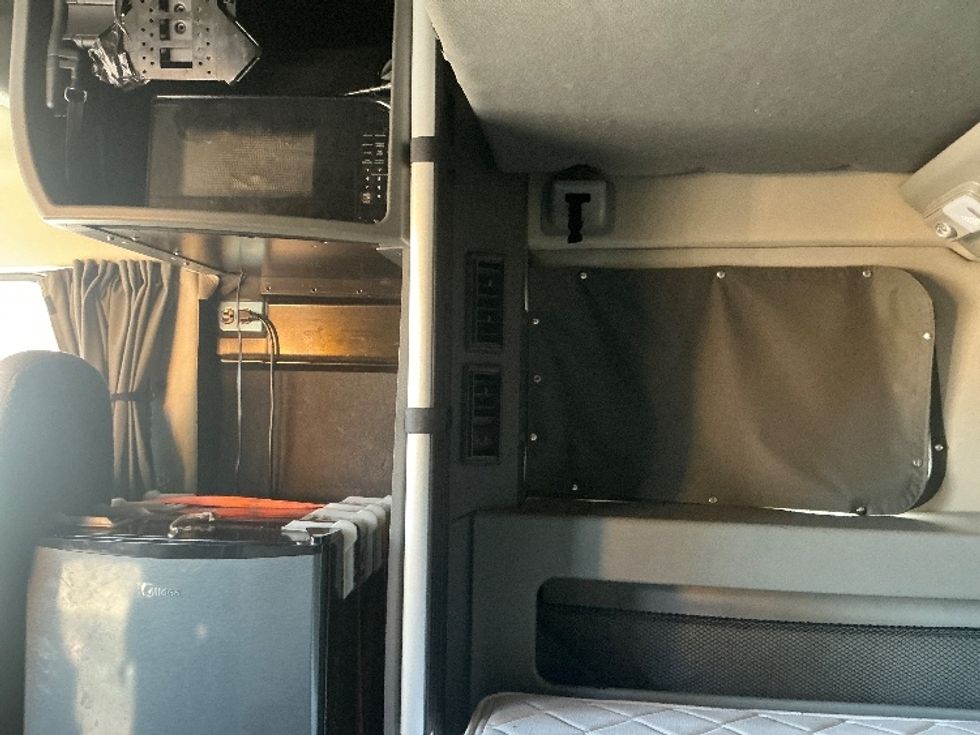 Sleeper Tractor-Heavy Duty Tractors-Volvo-2022-VNL64860-Fontana-CA-702,604\n\t\tmiles-$ 60,750 - Image 19