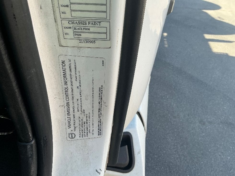 Sleeper Tractor-Heavy Duty Tractors-Volvo-2022-VNL64860-Fontana-CA-702,604\n\t\tmiles-$ 60,750 - Image 22