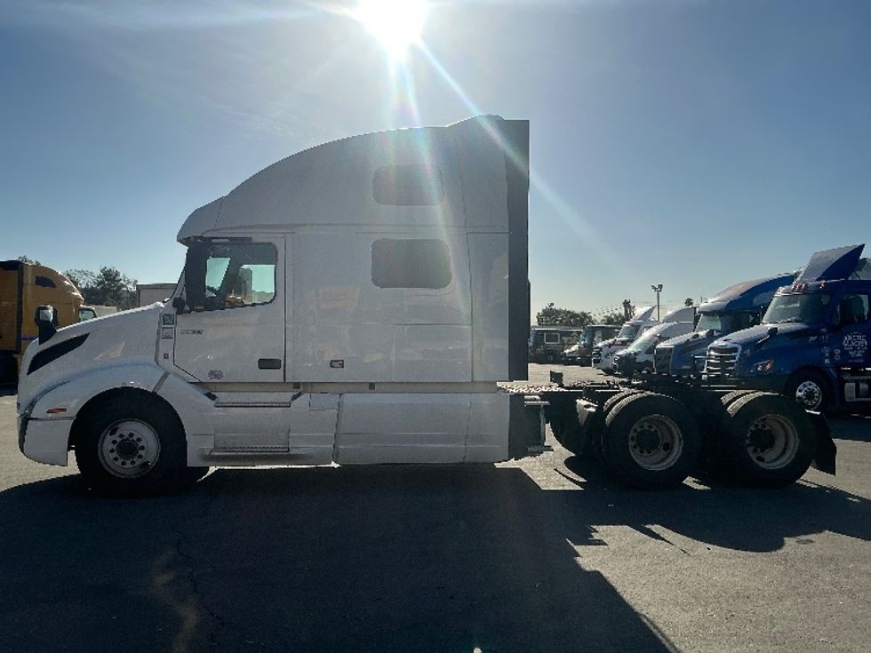 Sleeper Tractor-Heavy Duty Tractors-Volvo-2022-VNL64860-Fontana-CA-702,604\n\t\tmiles-$ 60,750 - Image 4