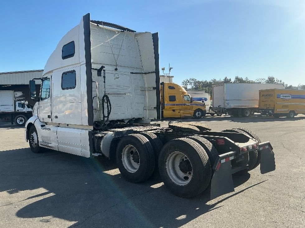 Sleeper Tractor-Heavy Duty Tractors-Volvo-2022-VNL64860-Fontana-CA-702,604\n\t\tmiles-$ 60,750 - Image 5