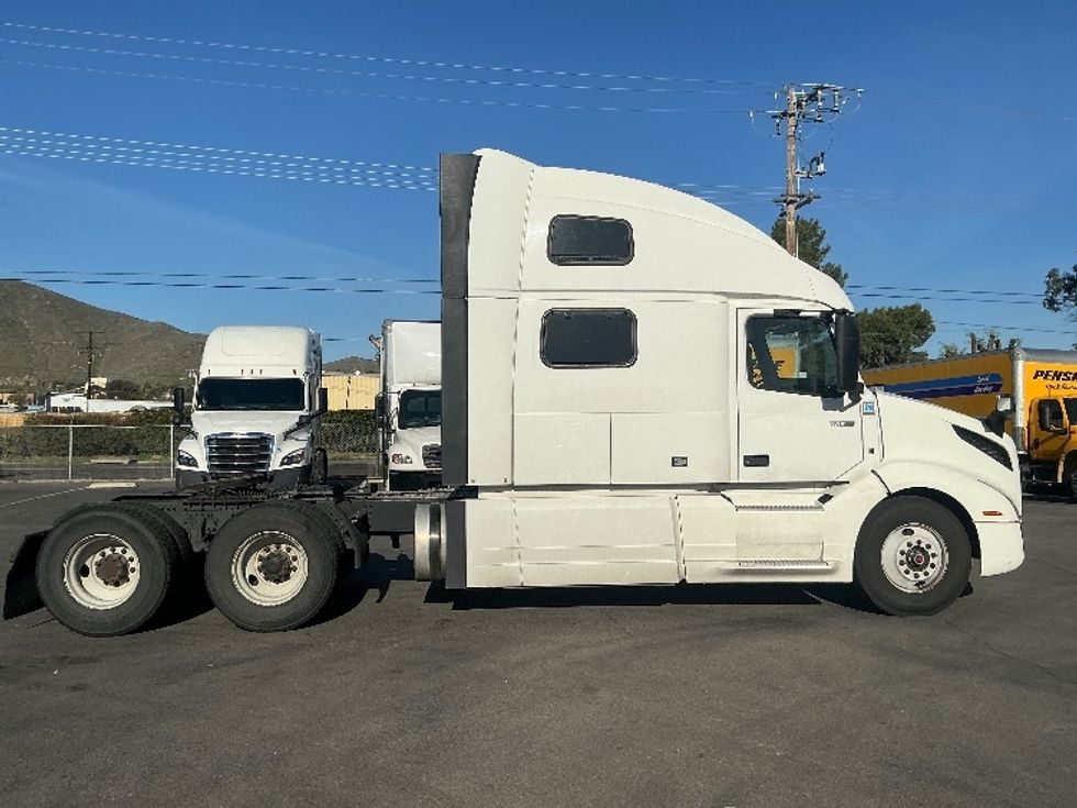 Sleeper Tractor-Heavy Duty Tractors-Volvo-2022-VNL64860-Fontana-CA-702,604\n\t\tmiles-$ 60,750 - Image 8