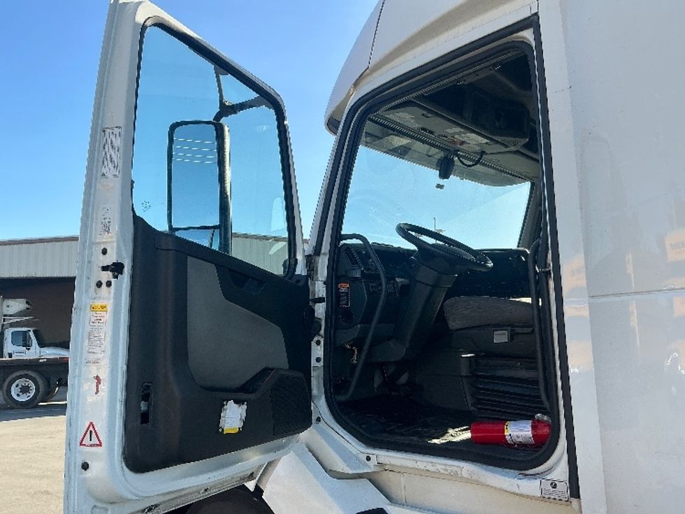 Sleeper Tractor-Heavy Duty Tractors-Volvo-2022-VNL64860-Fontana-CA-702,604\n\t\tmiles-$ 60,750 - Image 9
