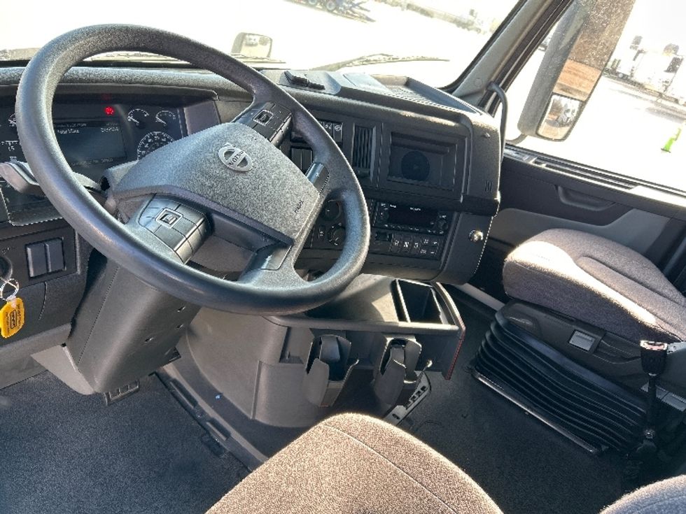 Sleeper Tractor-Heavy Duty Tractors-Volvo-2022-VNL64860-Fort Worth-TX-279,209\n\t\tmiles-$ 100,750 - Image 10