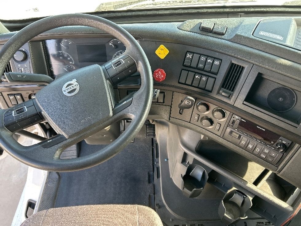 Sleeper Tractor-Heavy Duty Tractors-Volvo-2022-VNL64860-Fort Worth-TX-279,209\n\t\tmiles-$ 100,750 - Image 11