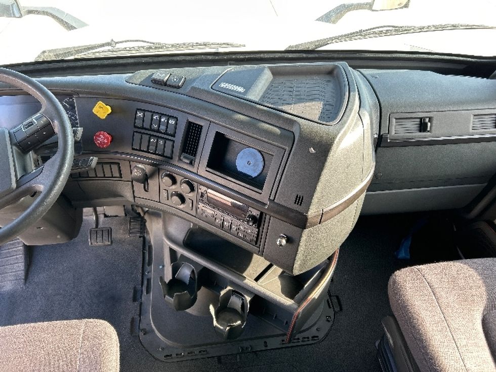 Sleeper Tractor-Heavy Duty Tractors-Volvo-2022-VNL64860-Fort Worth-TX-279,209\n\t\tmiles-$ 100,750 - Image 12