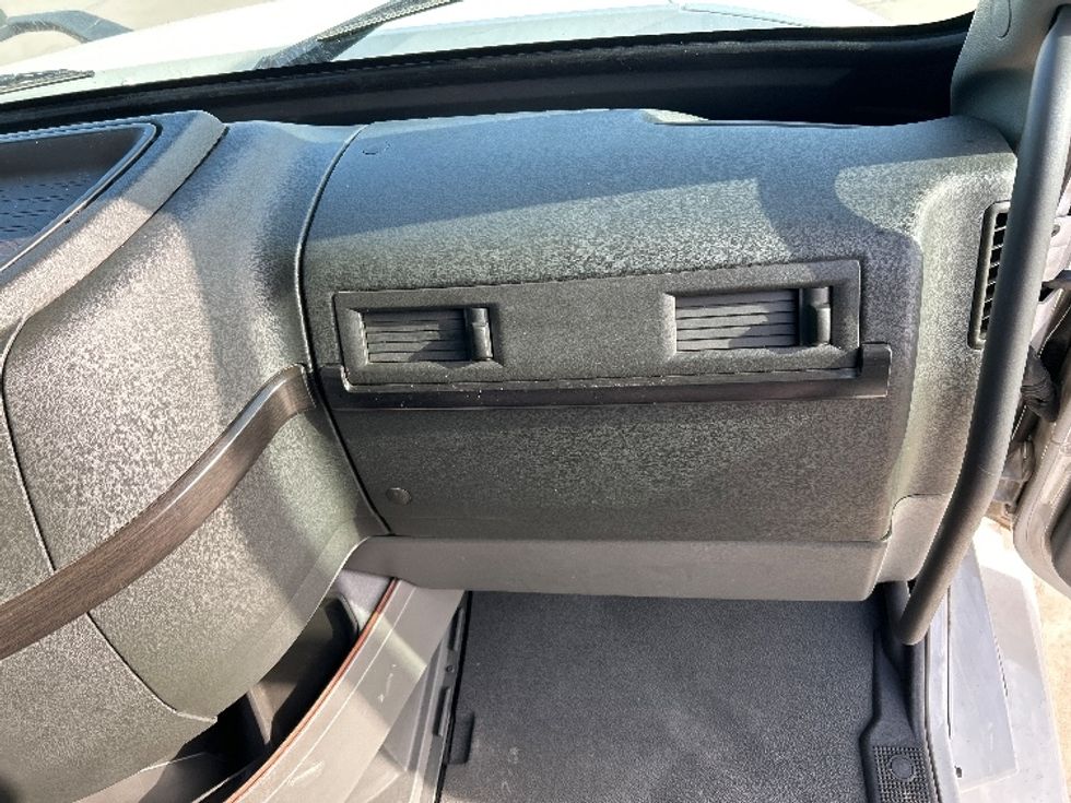 Sleeper Tractor-Heavy Duty Tractors-Volvo-2022-VNL64860-Fort Worth-TX-279,209\n\t\tmiles-$ 100,750 - Image 14