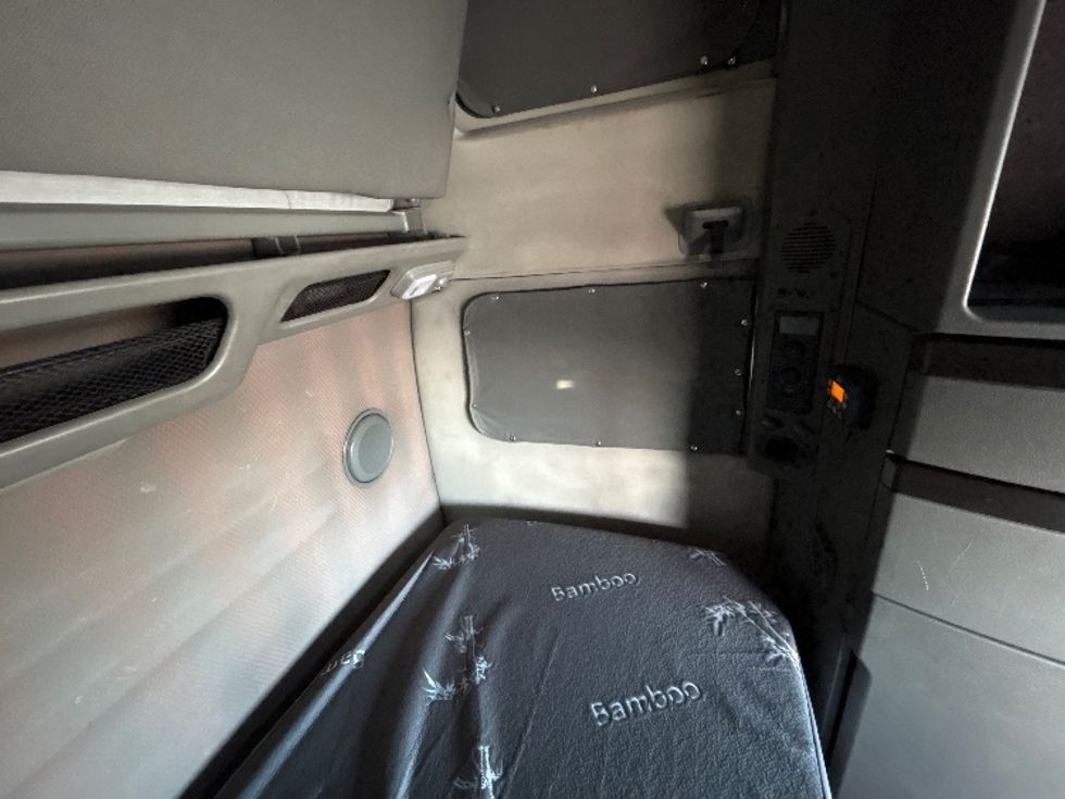 Sleeper Tractor-Heavy Duty Tractors-Volvo-2022-VNL64860-Fort Worth-TX-279,209\n\t\tmiles-$ 100,750 - Image 18