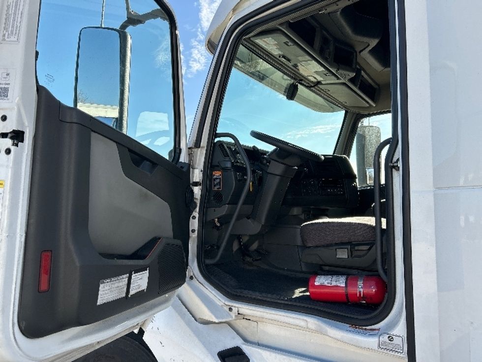 Sleeper Tractor-Heavy Duty Tractors-Volvo-2022-VNL64860-Fort Worth-TX-279,209\n\t\tmiles-$ 100,750 - Image 9