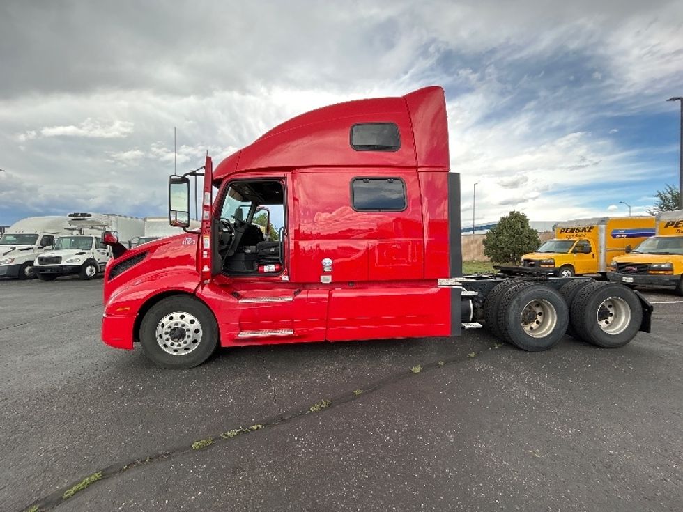 Sleeper Tractor-Heavy Duty Tractors-Volvo-2022-VNL64860-Greeley-CO-275,090\n\t\tmiles-$ 107,500 - Image 4