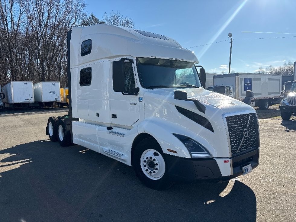Sleeper Tractor-Heavy Duty Tractors-Volvo-2022-VNL64860-Greensboro-NC-242,210\n\t\tmiles-$ 104,000 - Image 1