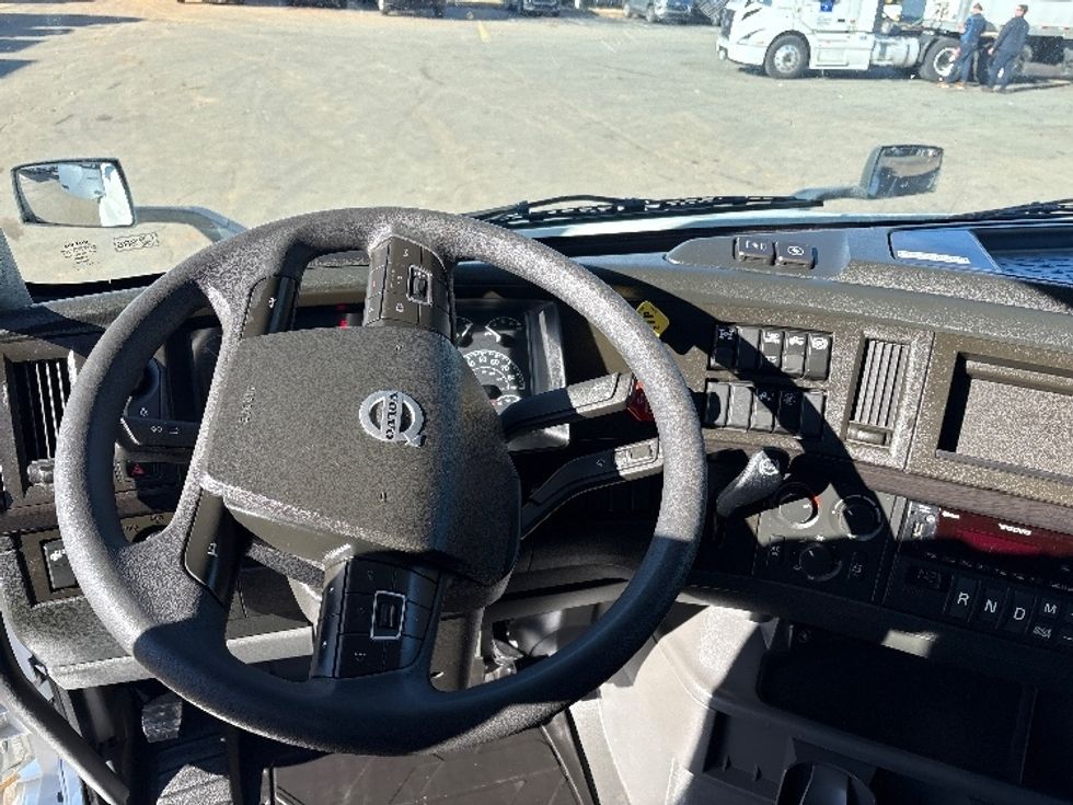 Sleeper Tractor-Heavy Duty Tractors-Volvo-2022-VNL64860-Greensboro-NC-242,210\n\t\tmiles-$ 104,000 - Image 11