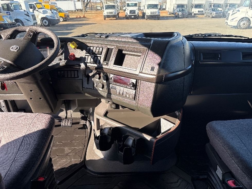 Sleeper Tractor-Heavy Duty Tractors-Volvo-2022-VNL64860-Greensboro-NC-242,210\n\t\tmiles-$ 104,000 - Image 12