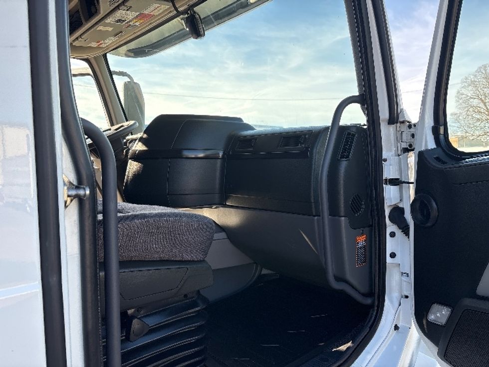 Sleeper Tractor-Heavy Duty Tractors-Volvo-2022-VNL64860-Greensboro-NC-242,210\n\t\tmiles-$ 104,000 - Image 13