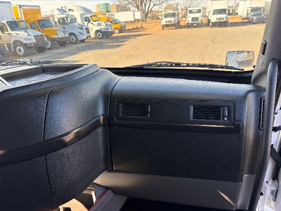 Sleeper Tractor-Heavy Duty Tractors-Volvo-2022-VNL64860-Greensboro-NC-242,210\n\t\tmiles-$ 104,000 - Image 14