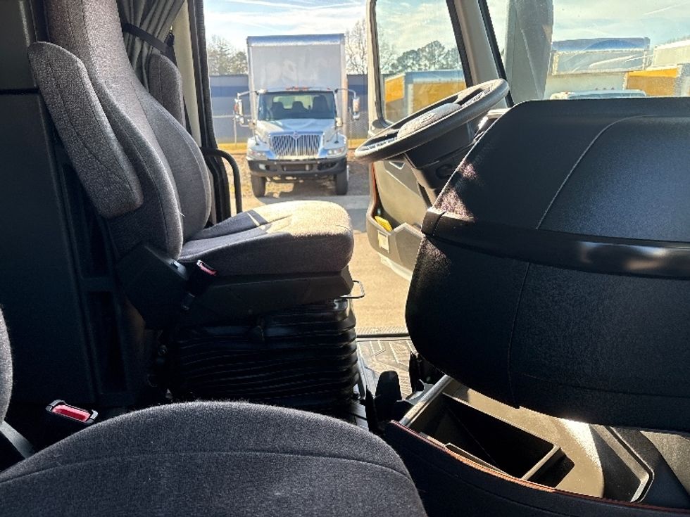Sleeper Tractor-Heavy Duty Tractors-Volvo-2022-VNL64860-Greensboro-NC-242,210\n\t\tmiles-$ 104,000 - Image 15