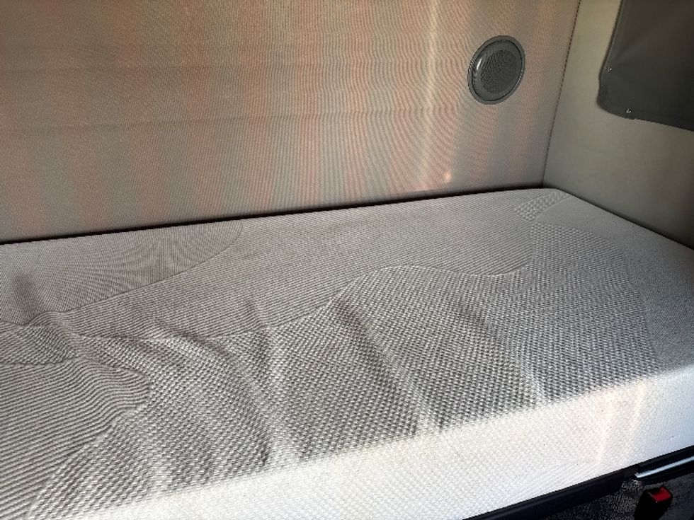 Sleeper Tractor-Heavy Duty Tractors-Volvo-2022-VNL64860-Greensboro-NC-242,210\n\t\tmiles-$ 104,000 - Image 17