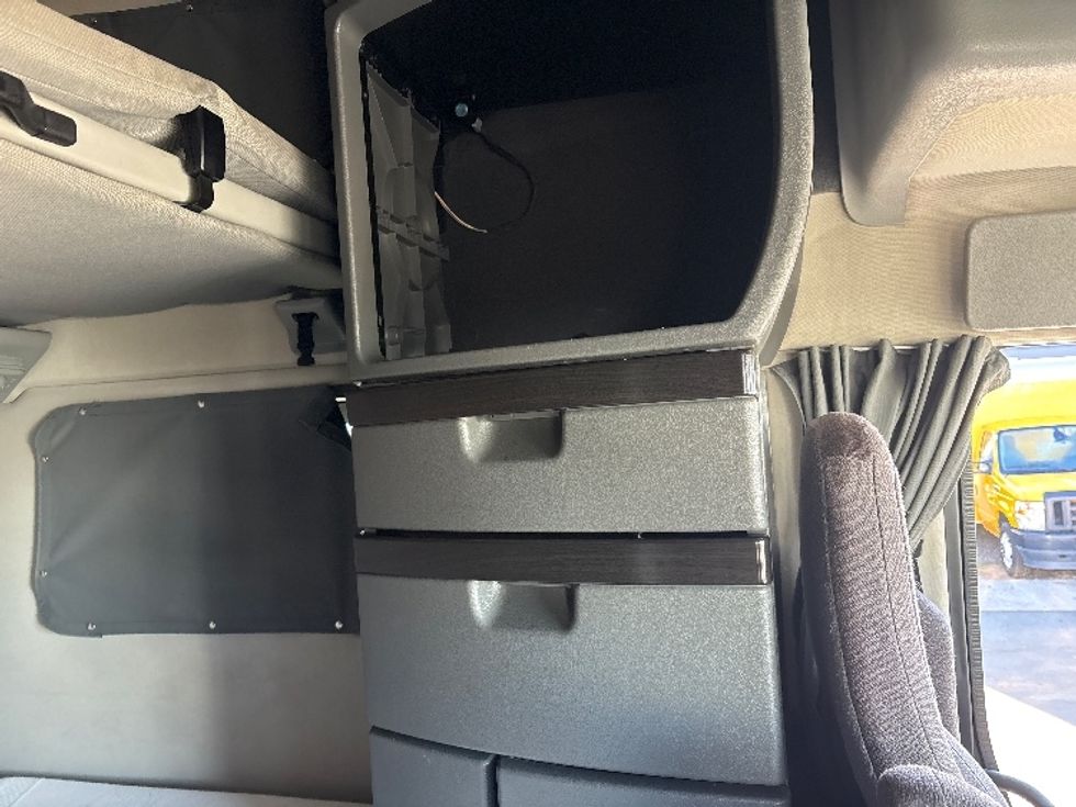 Sleeper Tractor-Heavy Duty Tractors-Volvo-2022-VNL64860-Greensboro-NC-242,210\n\t\tmiles-$ 104,000 - Image 18