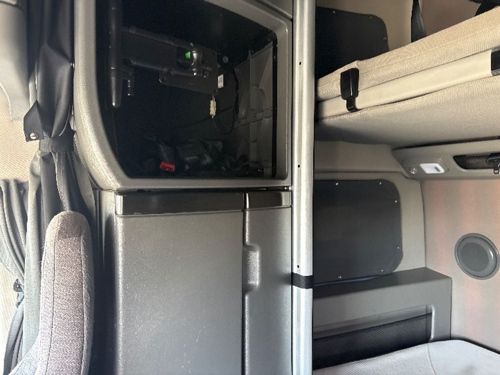 Sleeper Tractor-Heavy Duty Tractors-Volvo-2022-VNL64860-Greensboro-NC-242,210\n\t\tmiles-$ 104,000 - Image 19