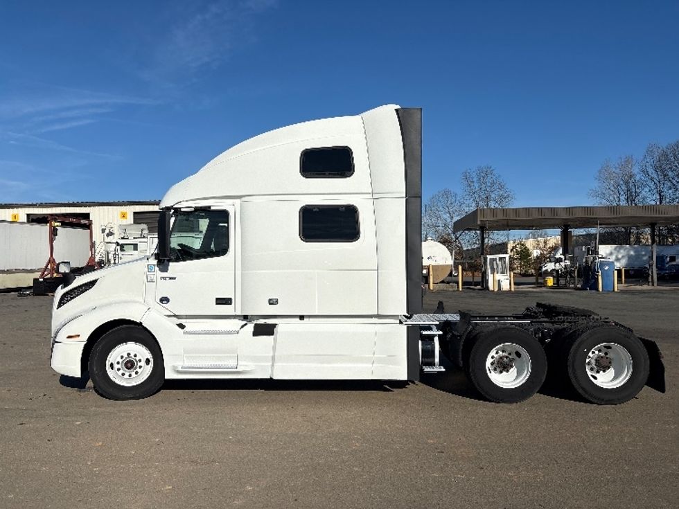 Sleeper Tractor-Heavy Duty Tractors-Volvo-2022-VNL64860-Greensboro-NC-242,210\n\t\tmiles-$ 104,000 - Image 4