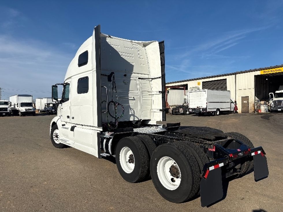 Sleeper Tractor-Heavy Duty Tractors-Volvo-2022-VNL64860-Greensboro-NC-242,210\n\t\tmiles-$ 104,000 - Image 5